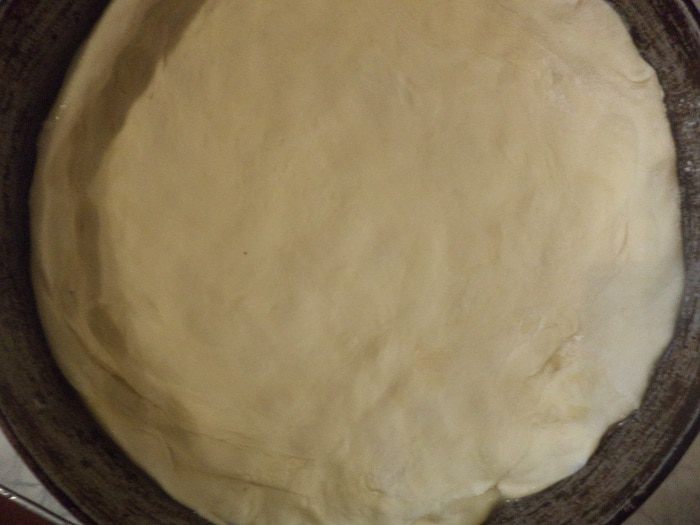 Пирог из слоеного теста с брокколи и крабовыми палочками