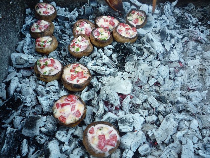 Ароматные шампиньоны с моцареллой и помидорами на гриле