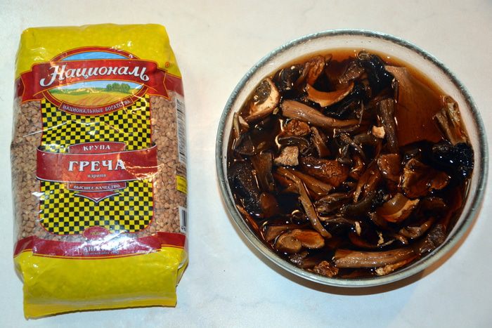 Цесарка, фаршированная гречкой с грибами и черносливом