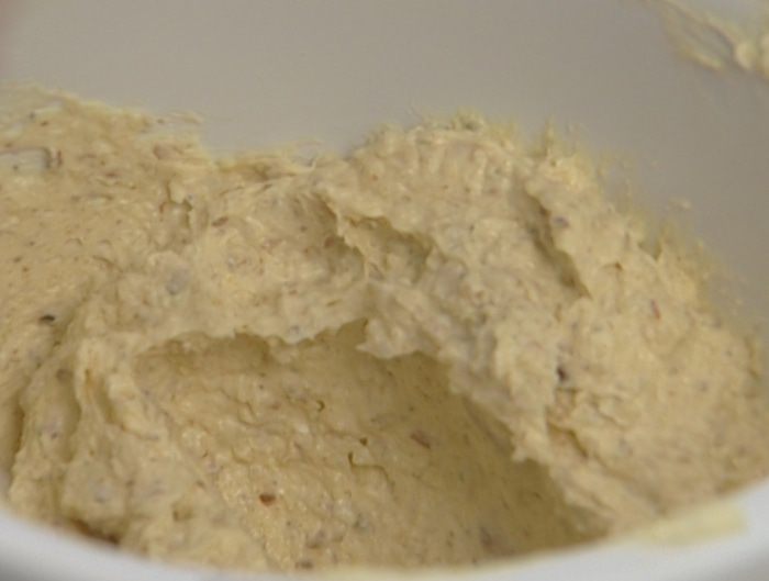 Кулич с миндалем и изюмом