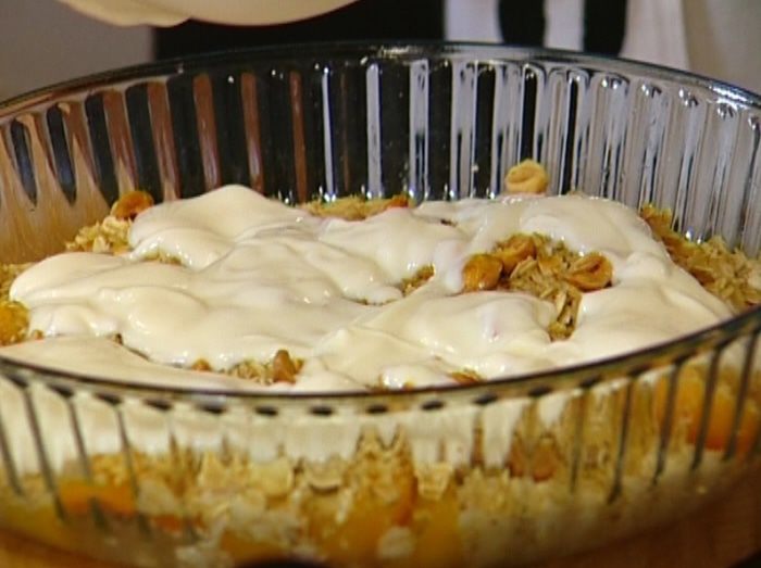 Хрустящая овсянка с йогуртом, персиками и абрикосами