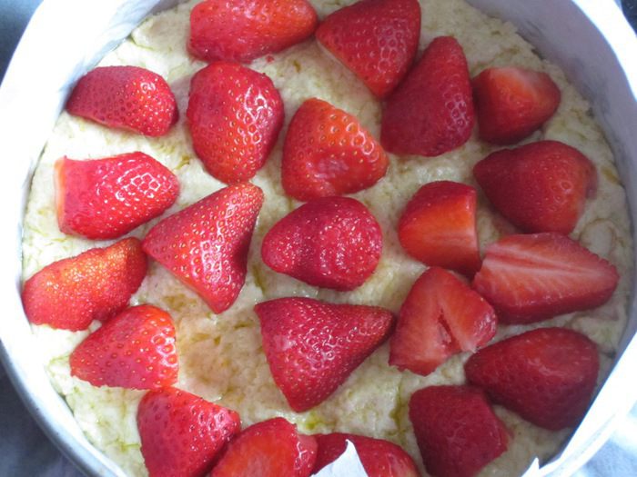 Клубничный пирог с йогуртовой заливкой