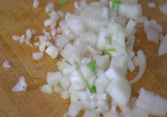 Уютный куриный суп с овощами и спагетти