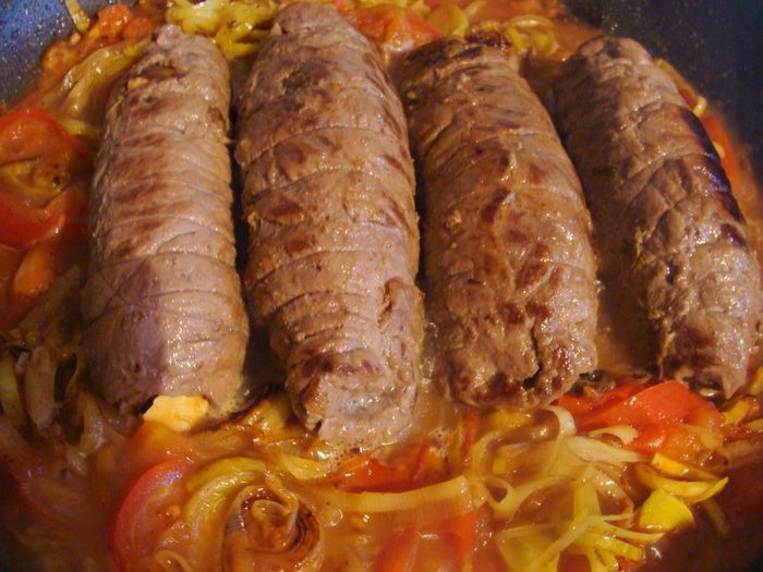 Мясные рулеты с баклажаном и адыгейским сыром