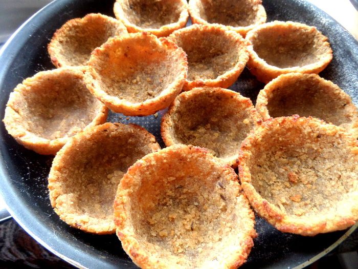 Хлебные корзиночки с паштетом из печени и сыра