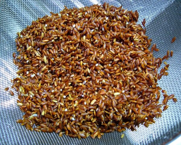 Красный рис со свининой и зеленым горошком