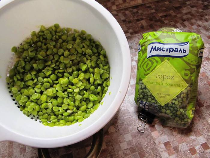 Хлеб гороховый с грудинкой и луком