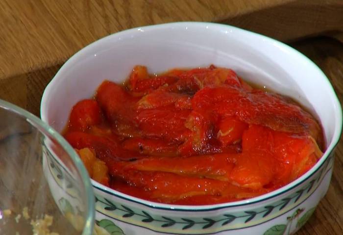 Грибы по-тоскански с красным перцем и оливками