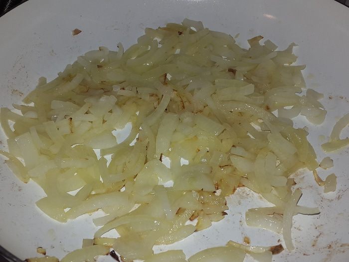 Жареный лосось и кускус со шпинатом