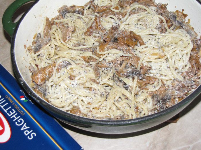 Спагетти с грибами под сметанно-маковым соусом