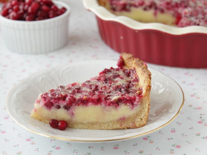 Тарт с белым шоколадом и брусникой