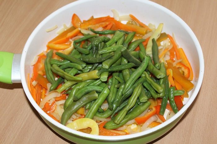 Соте со стручковой фасолью и фрикадельками