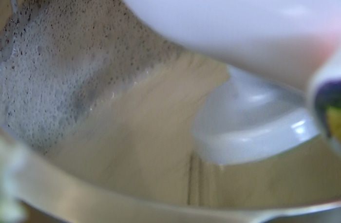 Ванильное мороженое с карамельным соусом и миндальной нугой