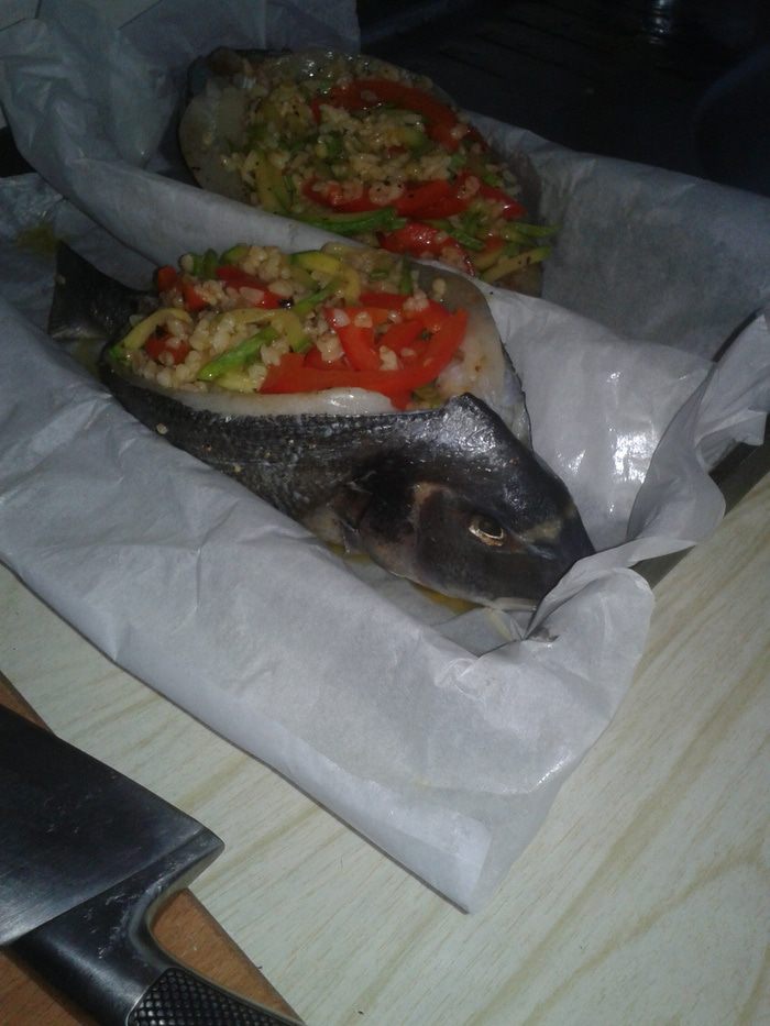 Дорада, фаршированная булгуром с овощами