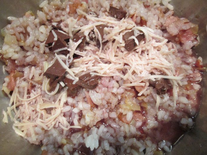 Шоколадное ризотто с беконом и руколой