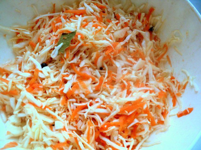 Капуста квашенная с яблоками в банке