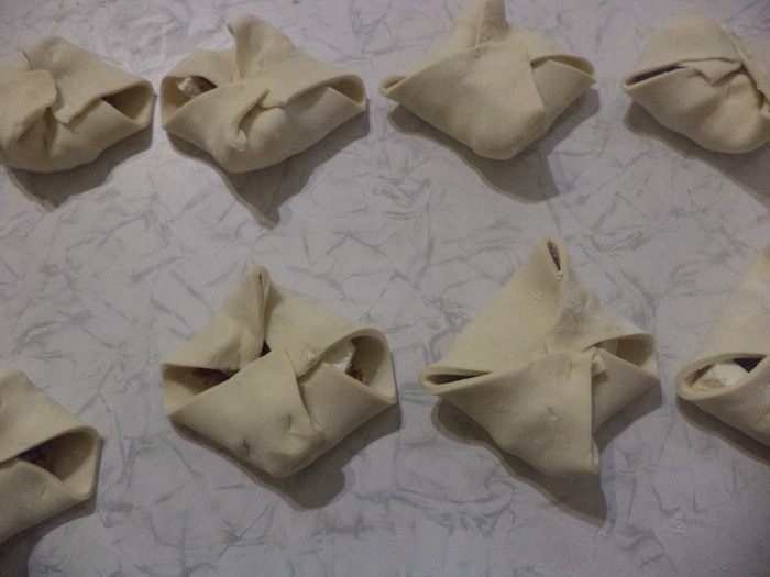 Конвертики из слоеного теста с начинкой из мясного фарша и феты