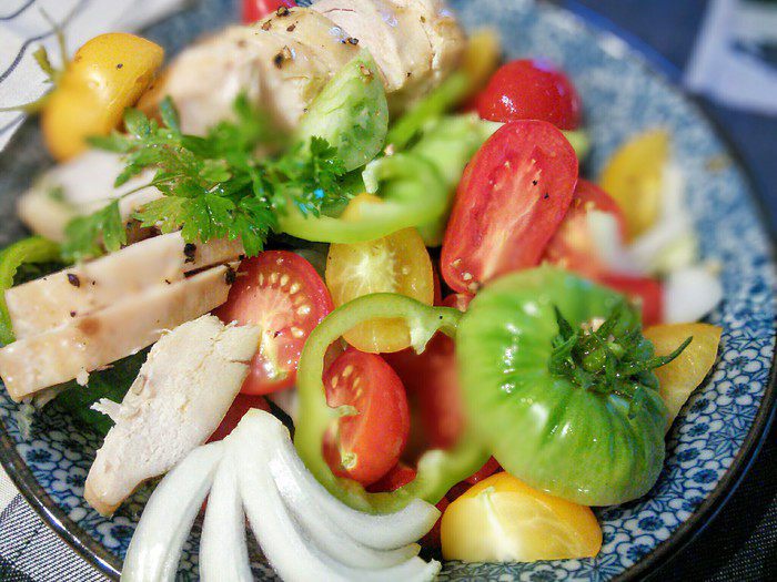 Острый помидорный салат с курицей 