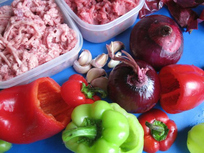 Запеченные овощи, фаршированные мясом и каперсами
