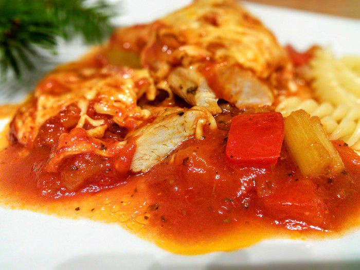 Куриное филе, запечённое в овощах под томатным соусом 