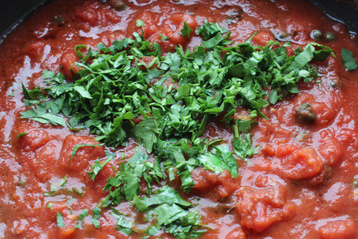 Спагетти с анчоусами и каперсами в томатным соусе