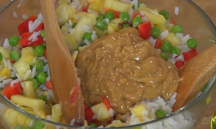 Рисовый салат с курицей, ананасом и сладким перцем 