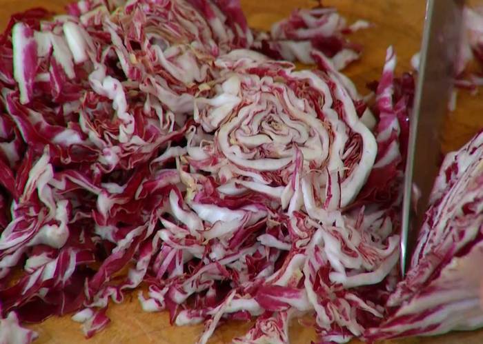 Красный рис с купатами и радиккио