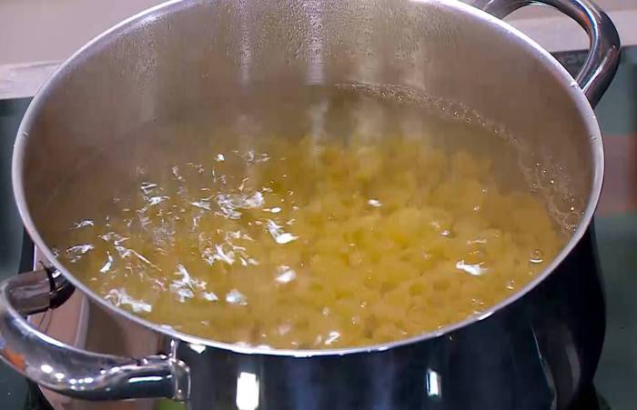 Паста с копченой семгой, пореем и брокколи 