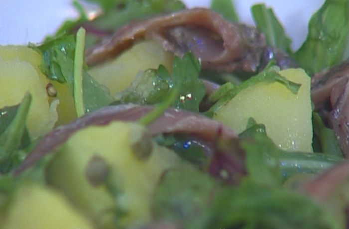 Теплый салат из картофеля, руколы и анчоусов