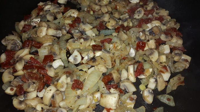 Картофельные биточки с булгуром, грибами и вялеными томатами