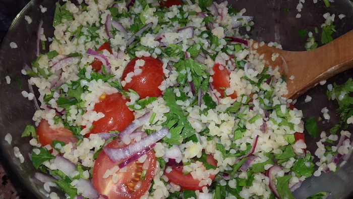 Жареный лосось с гарниром из кускуса с черри и красным луком