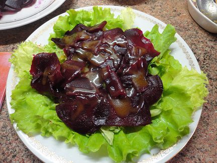 Салат из свеклы с медово-горчичной заправкой