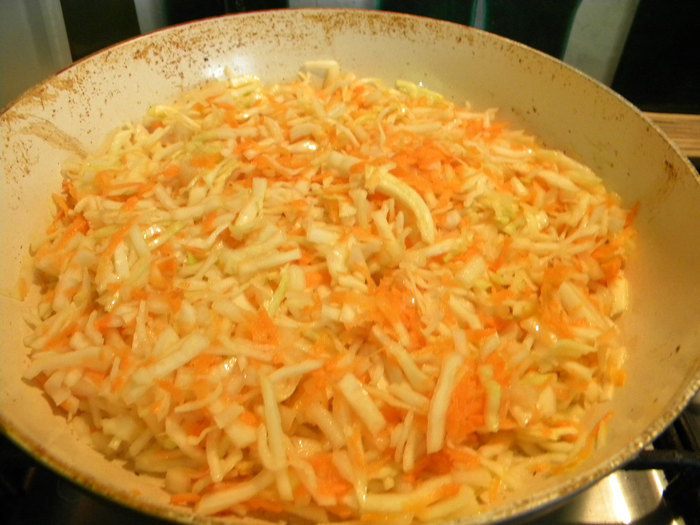 Масляный пирог с маринованной капустой