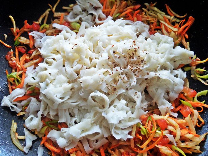 Рисовая лапша с овощами и крабом