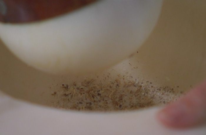 Бутерброд с белой рыбой и соусом из йогурта и каперсов 