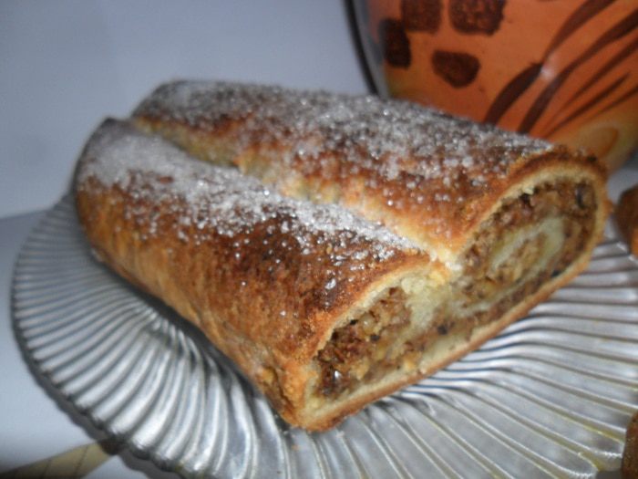 Рулет с ореховой начинкой