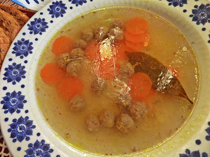 Суп  с фрикадельками и блинными роллами
