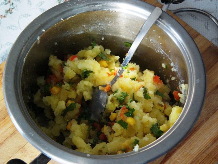 Картофельный торт-салат под йогуртовым соусом
