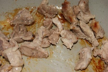 Свинина с томатами в арахисовом соусе