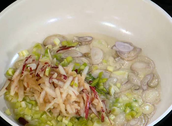 Бутерброд с ветчиной, квашеной капустой, яблоками и сыром 