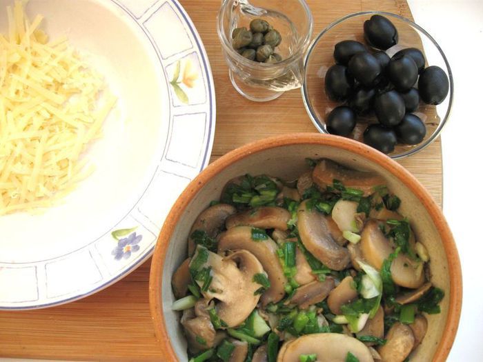 Пирог с яйцами и грибами