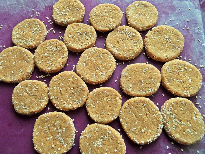 Кунжутное печенье на жареной муке