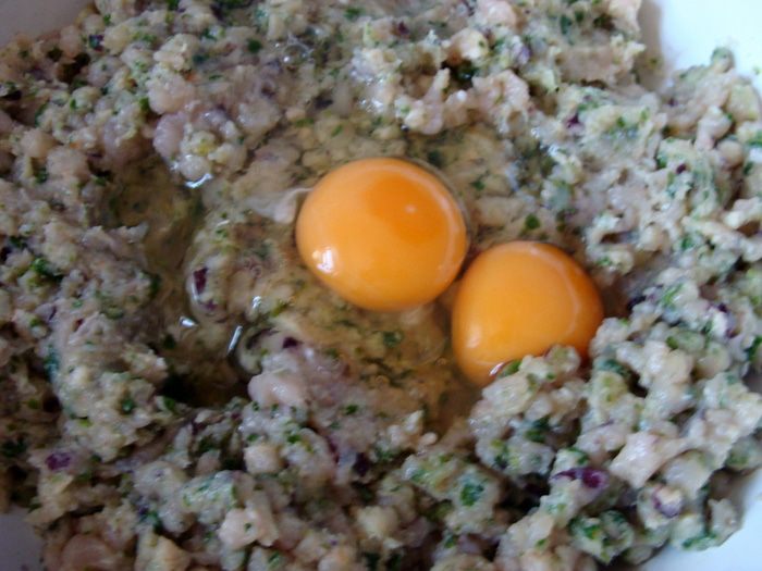 Шарики из куриного филе со шпинатом и кунжутом