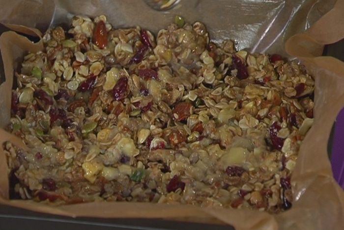 Батончики из мюсли с клюквой и орехами пекан 