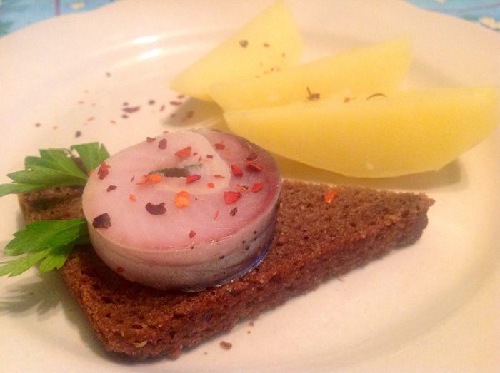 Рулеты из соленой скумбрии домашнего приготовления