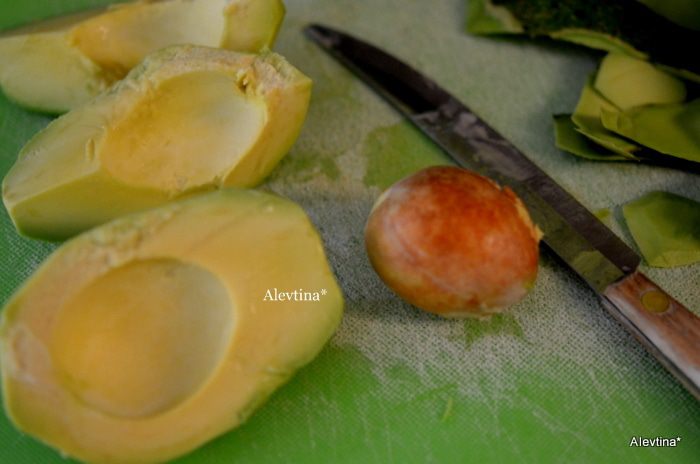 Салат шпинатный с авокадо