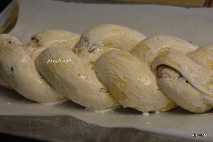 Домашняя булка с пеканом и корицей
