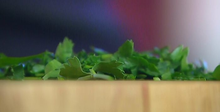 Овощной суп с курицей и яичной лапшой