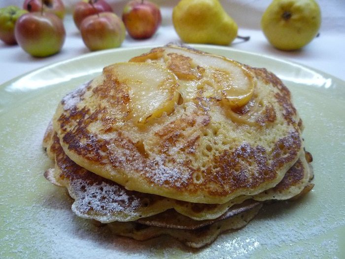 Блинчики с яблочно-грушевым припеком и медом