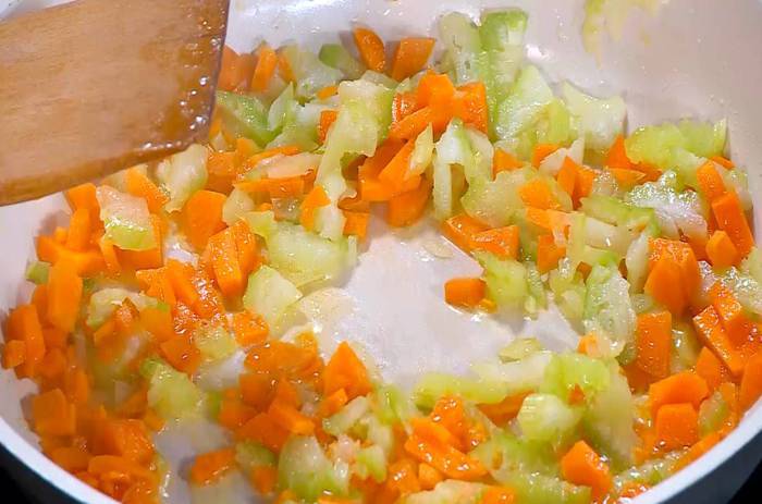 Мильфей с рыбой, авокадо и жареными овощами 